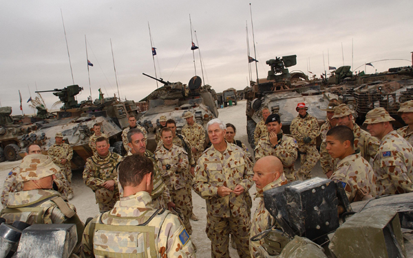 Governor-General Michael Jefferey with Australian troops in southern Iraq